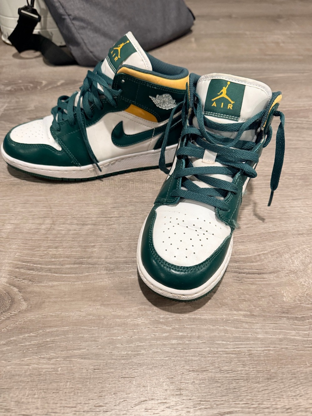 Nike Air Jordan 1 Mid Seattle Supersonics Noble Green & Pollen Sneaker Size 6Y